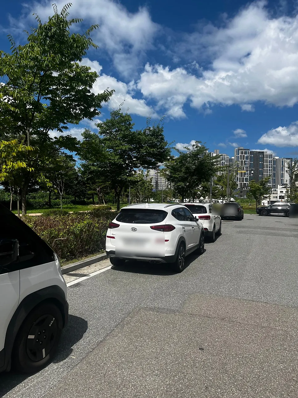 웬유바이트 입구와 영업시간 안내