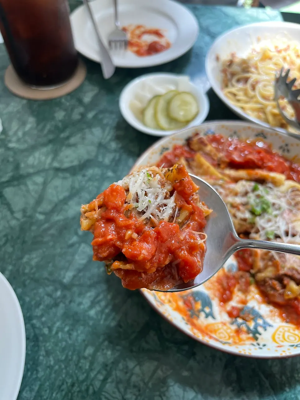 테이블에 차려진 브런치 두 접시