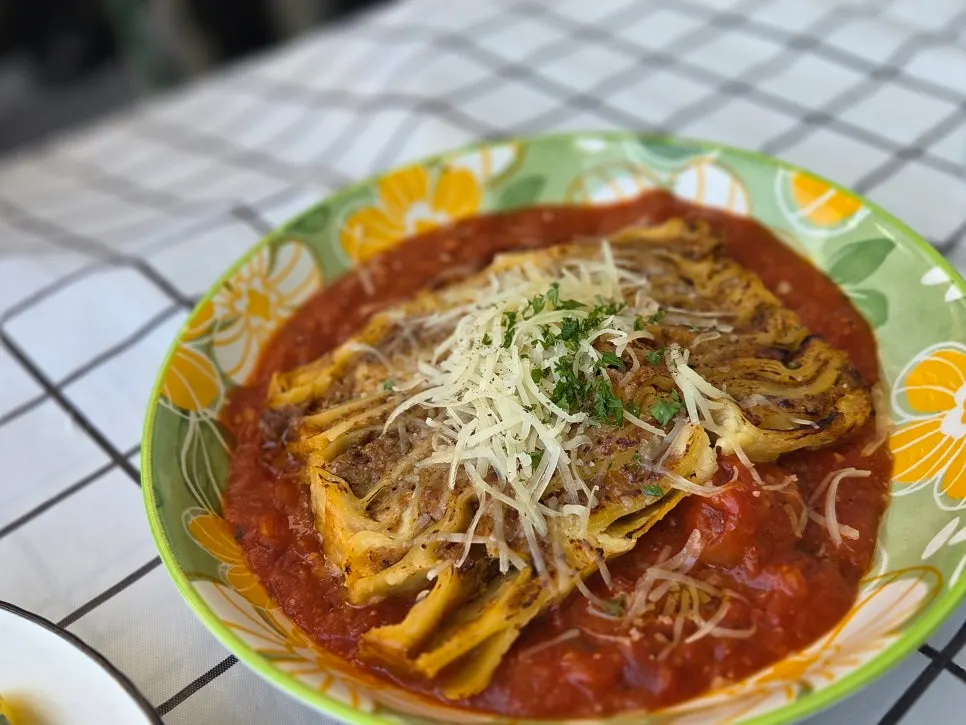 부드러운 단면이 보이는 웬유바이트 라자냐