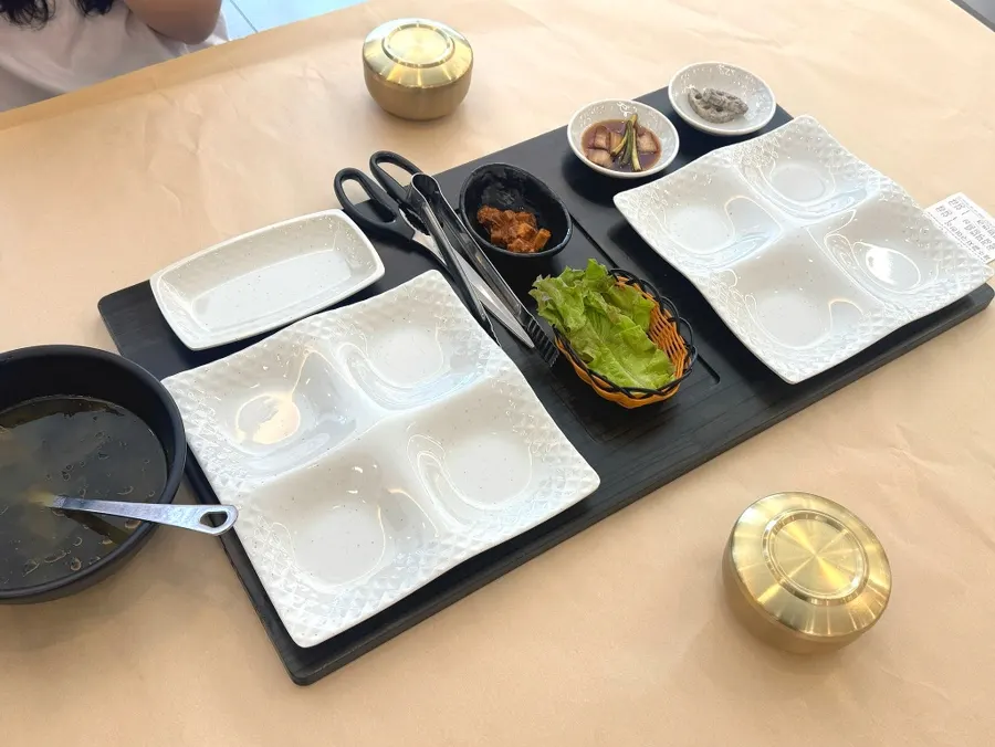 주문 후 먼저 세팅된 국과 밥, 빈 접시