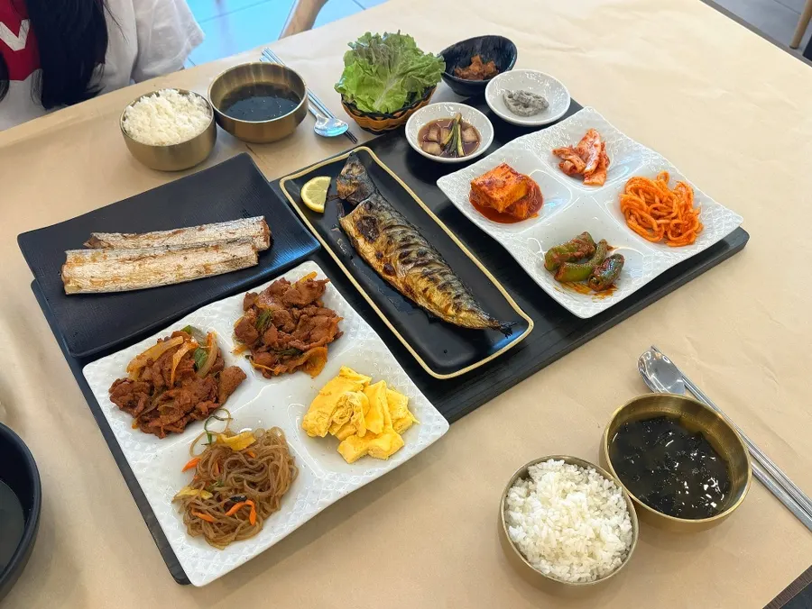 고등어 양념구이와 제주갈치구이가 차려진 모녀 점심 한상