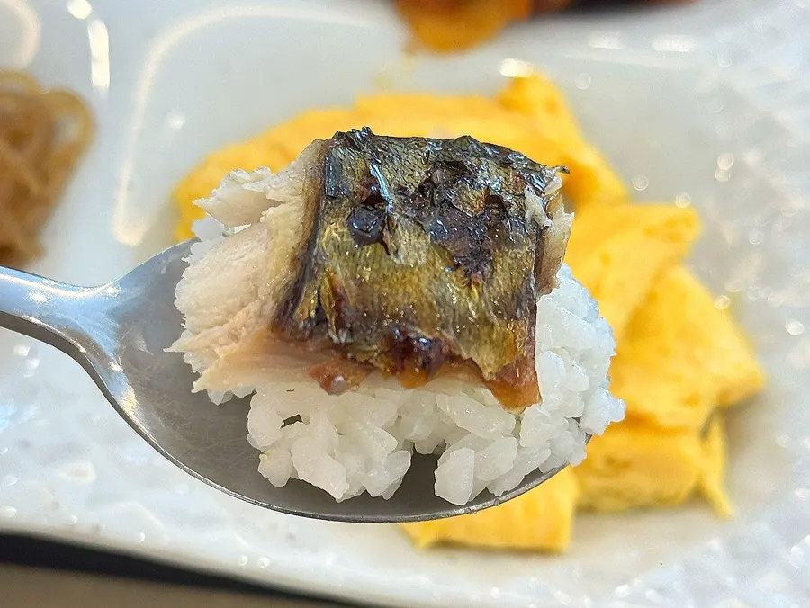 칼집 내어 노릇하게 구운 고등어 살