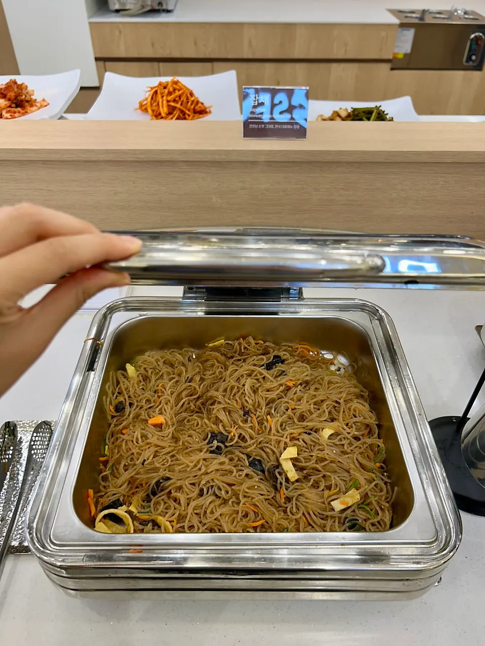 Self-bar side dishes and spicy stir-fried pork