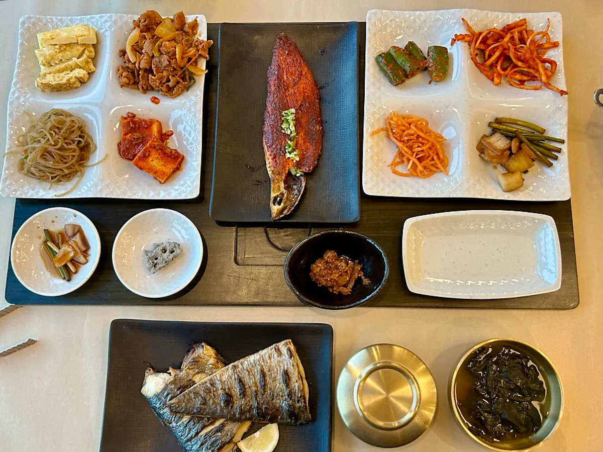 A generous grilled-fish meal spread