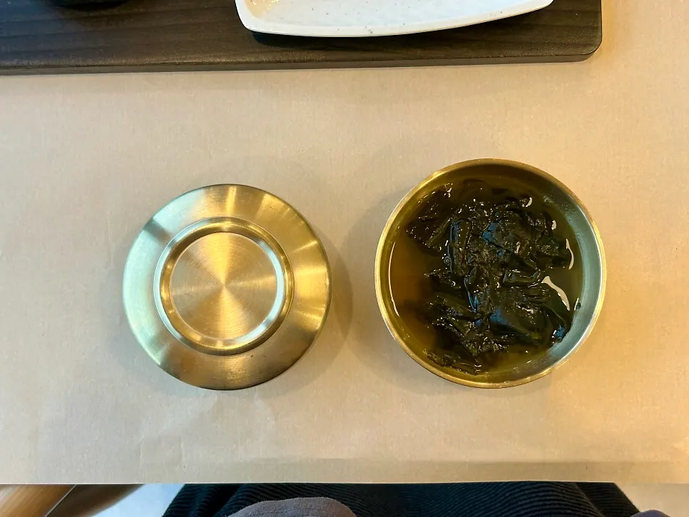 Grilled-fish meal and seaweed soup