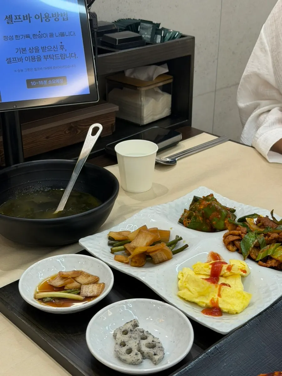 커피머신과 오미자, 보리차 디저트 코너