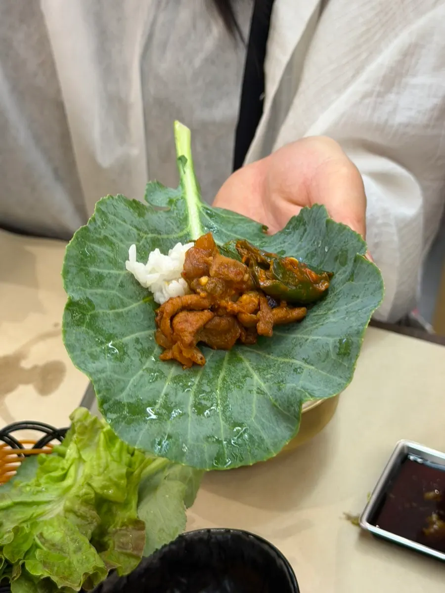 셀프바에서 담아온 한식 반찬 접시