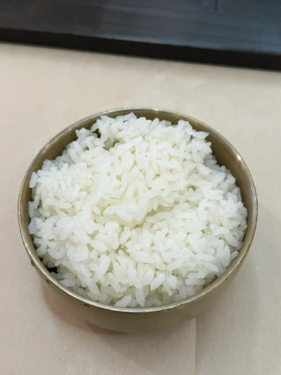 테이블에 준비된 간장과 일회용 와사비