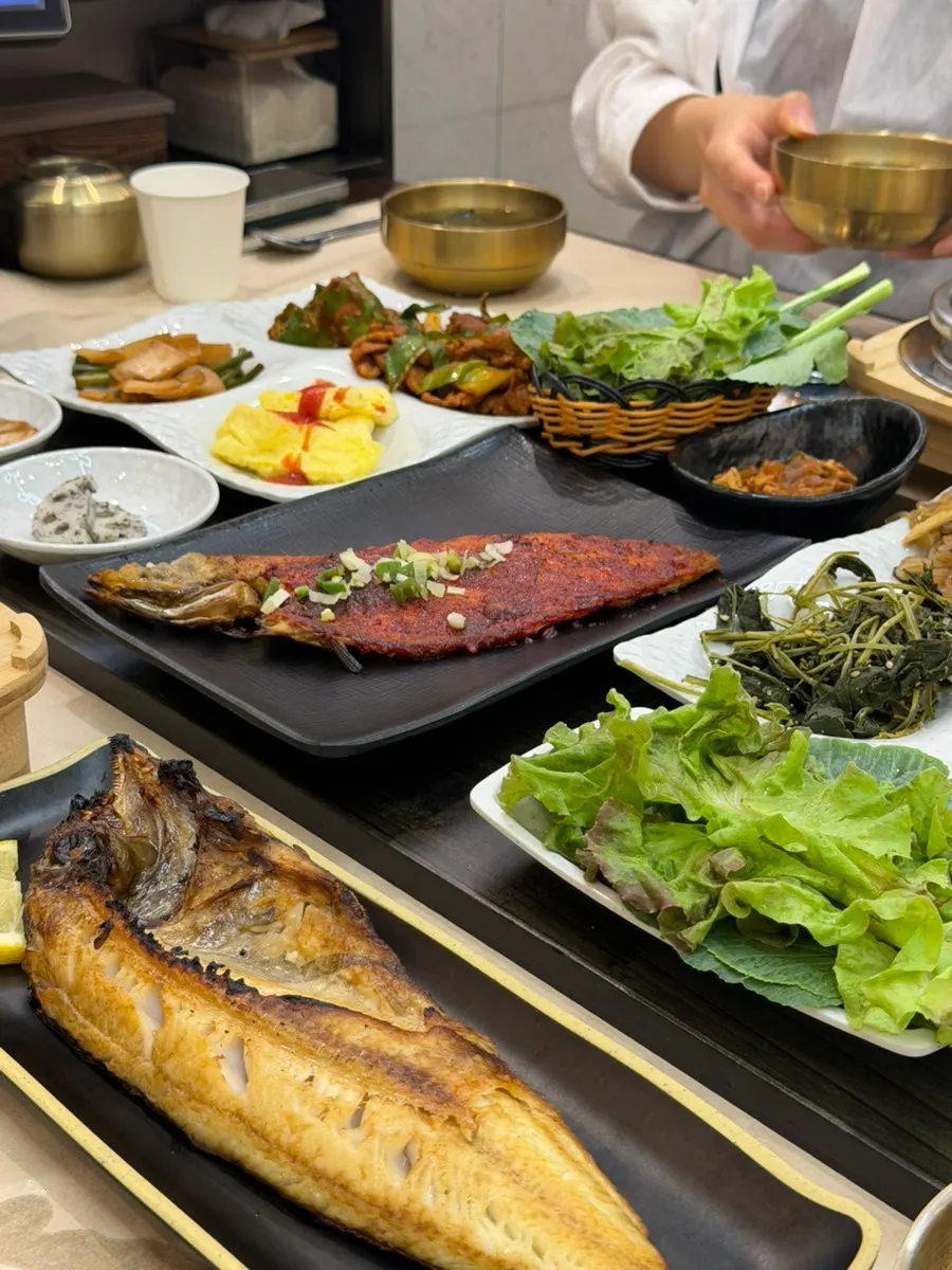 가득 담긴 공기밥과 돌솥밥