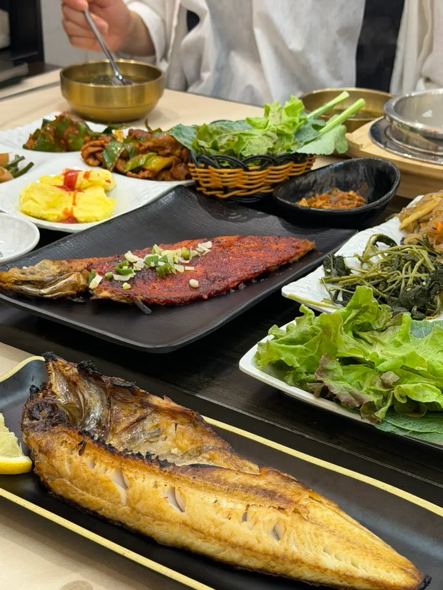 솥밥과 반찬이 함께 놓인 테이블