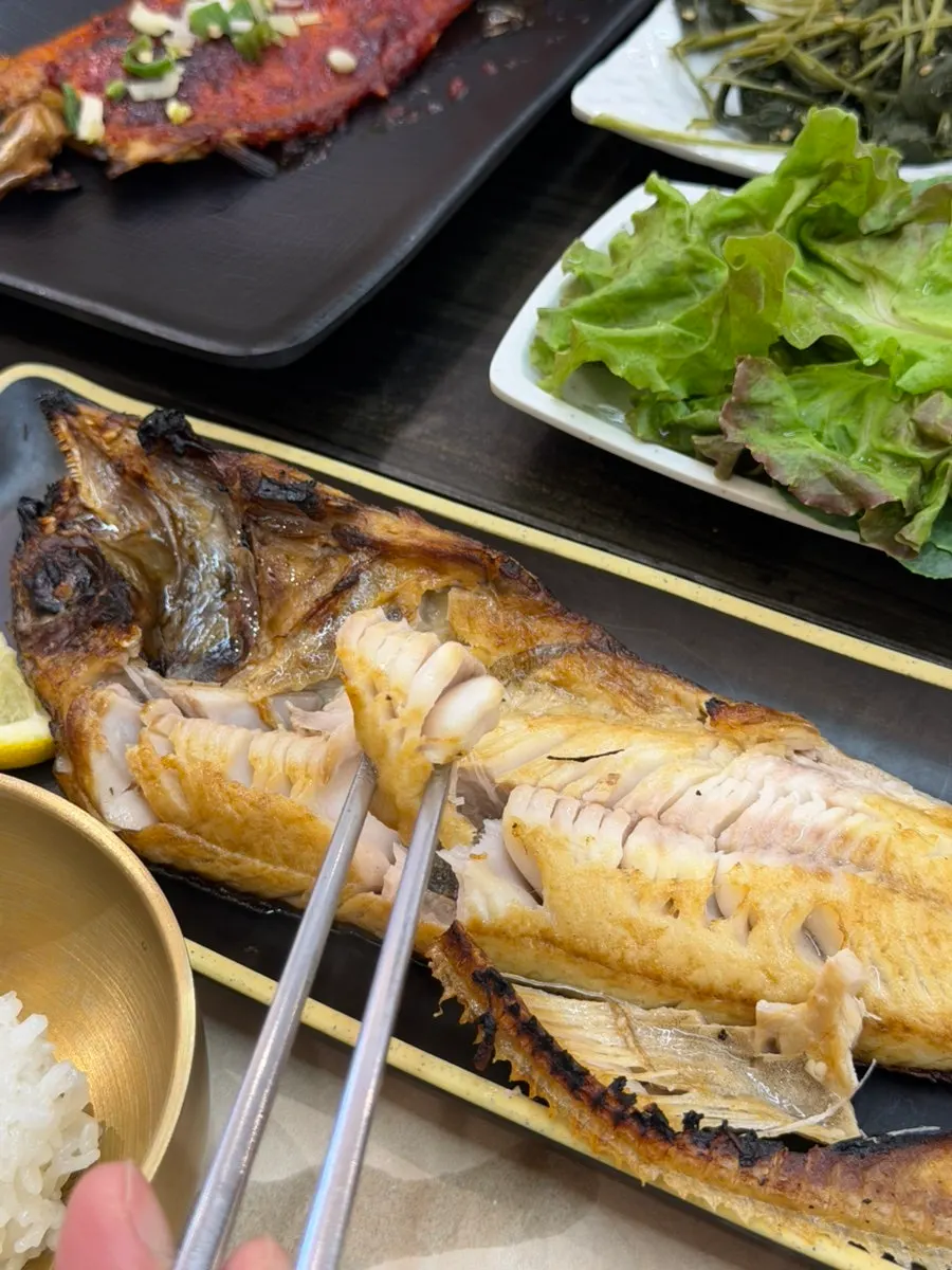 4인용 테이블을 꽉 채운 생선구이 한상