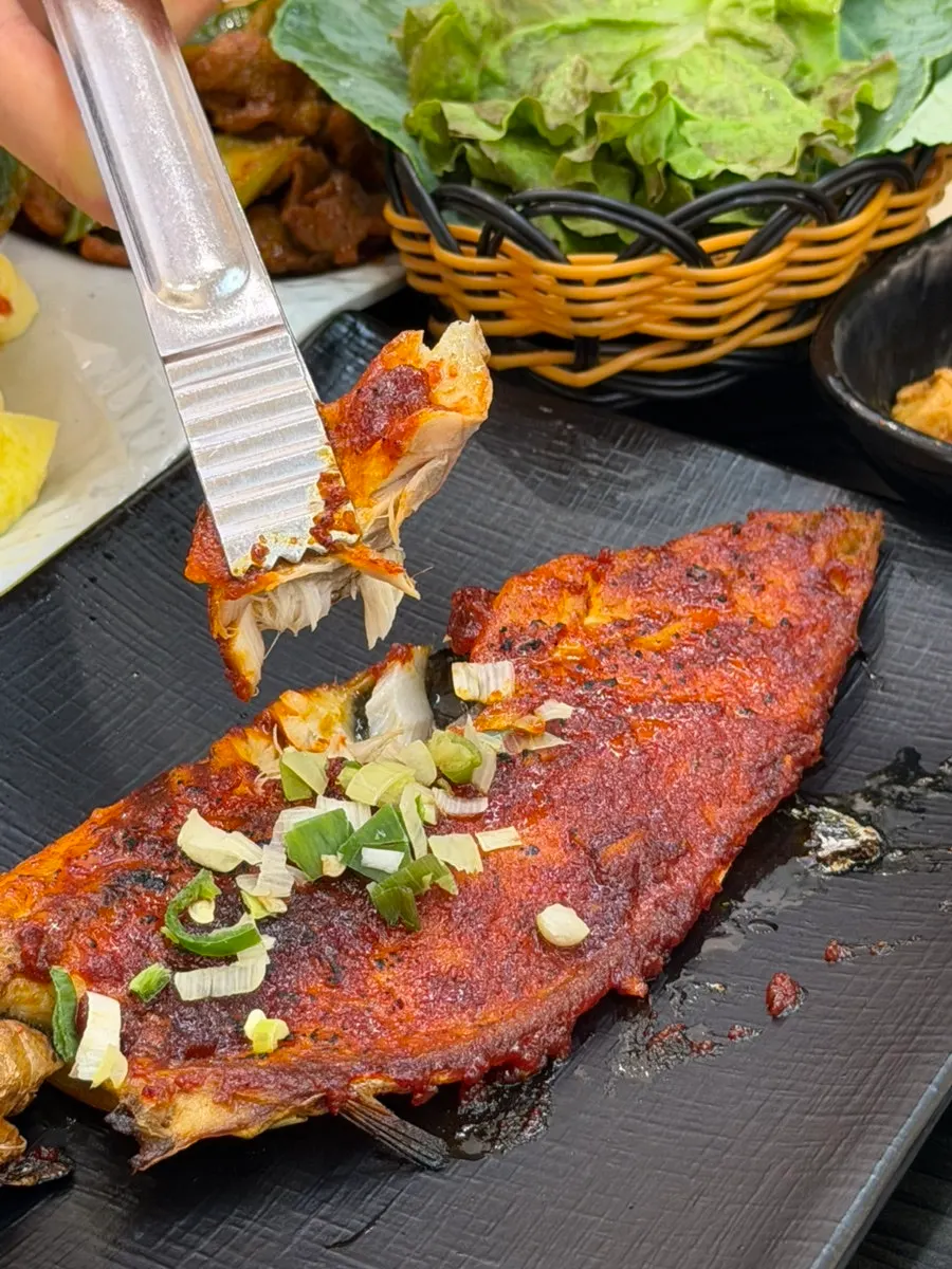 임연수구이 살을 발라 밥에 올린 모습