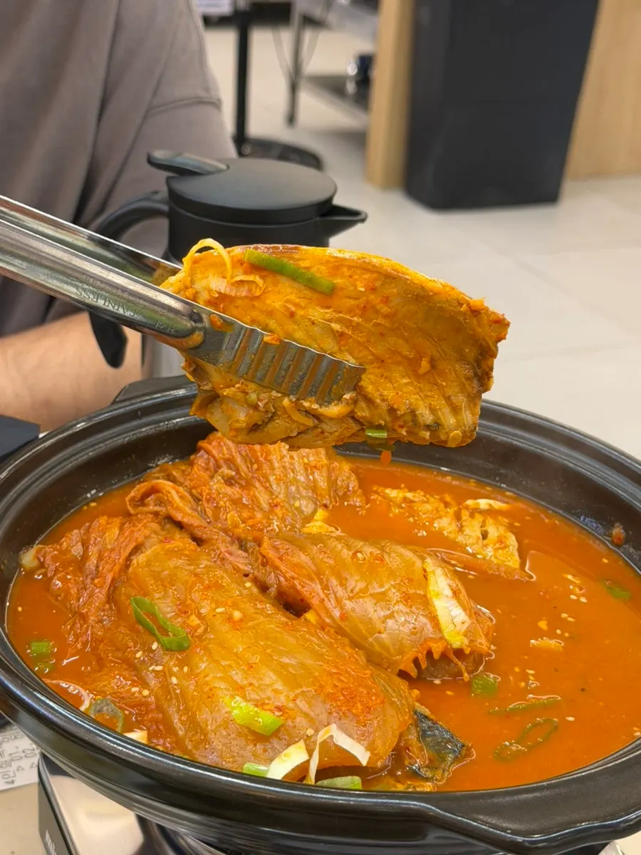 양념고등어 살을 집어 올린 모습