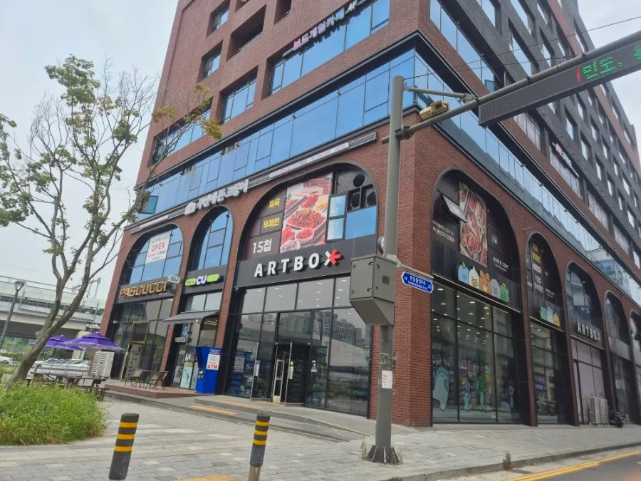 Exterior of the Busan-e Tteun Godeungeo Asan Tangjeong Branch building in front of Tangjeong Station