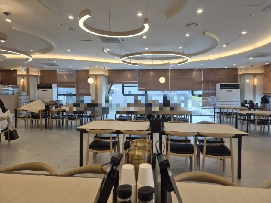 Seating layout at Busan-e Tteun Godeungeo Asan Tangjeong Branch