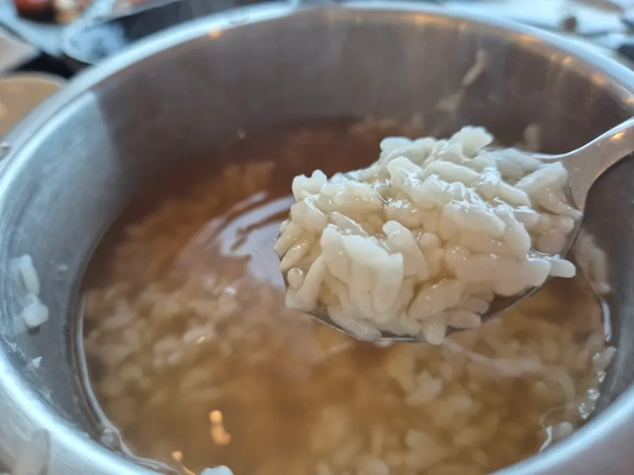 Scorched rice made by adding water to the pot rice