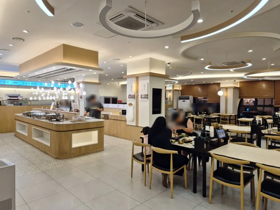 Self-serve bar area at Busan-e Tteun Godeungeo Asan Tangjeong Branch