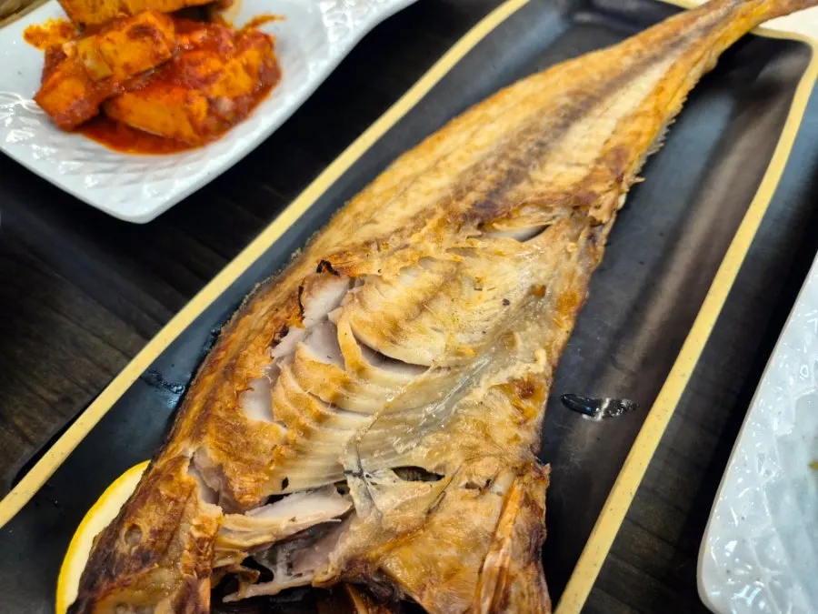 Seasoned mackerel flesh served over rice