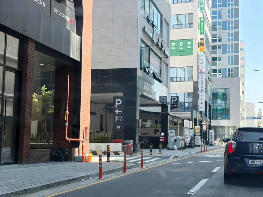 Entrance of Busan-e Tteun Godeungeo Asan Tangjeong Branch