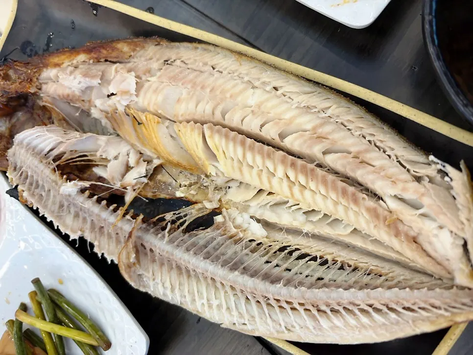 Eating grilled fish wrapped in lettuce