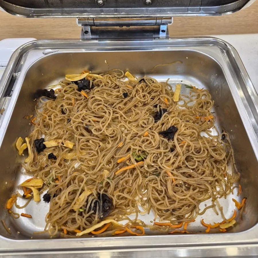 셀프바 잡채와 두부조림