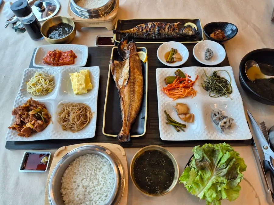 기본으로 나온 미역국과 반찬 상차림