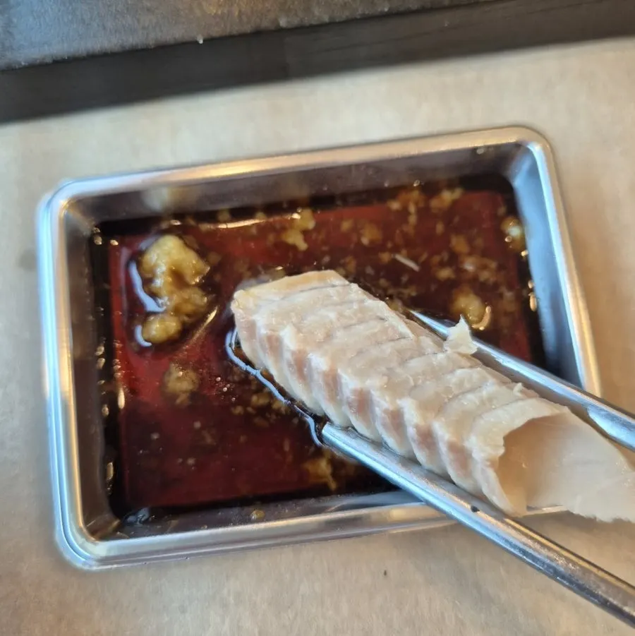 뼈를 발라낸 생선구이 살점