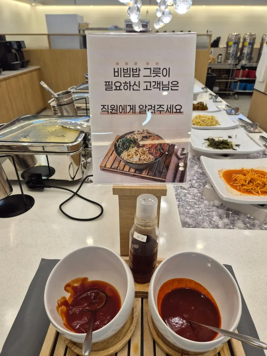 와사비장에 찍은 생선구이 한 점