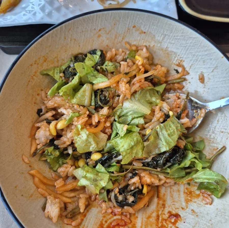 솥밥으로 만든 비빔밥