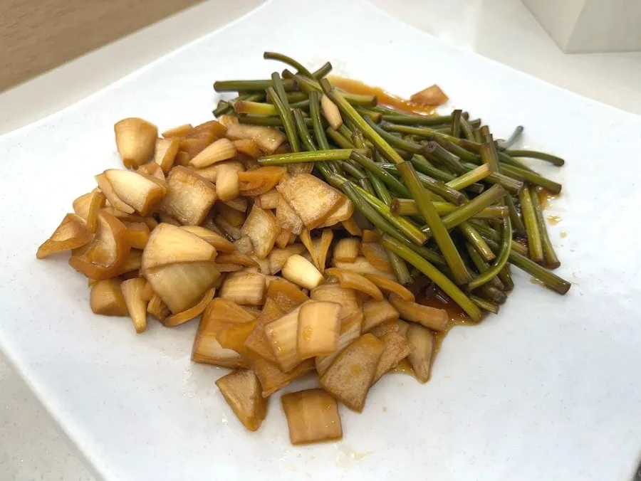 Display of all-you-can-eat self-serve side dishes
