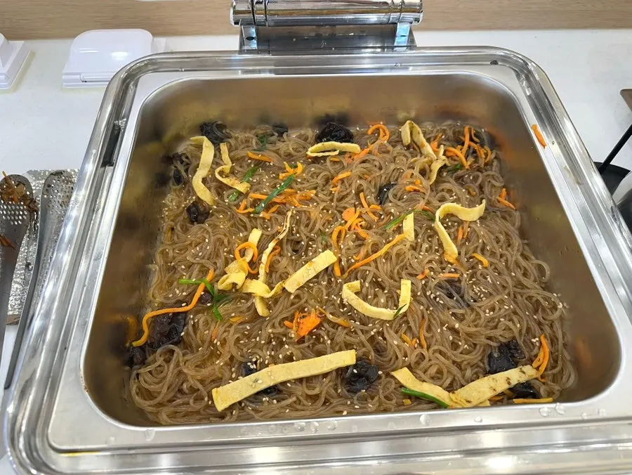 All-you-can-eat corner including stir-fried pork