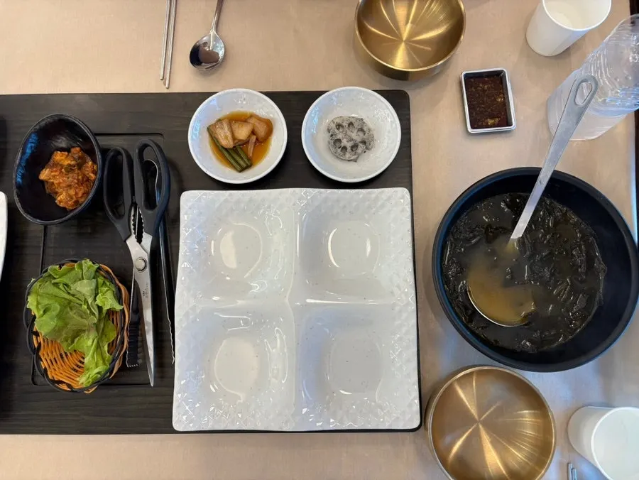 테이블에 차려진 기본찬 구성