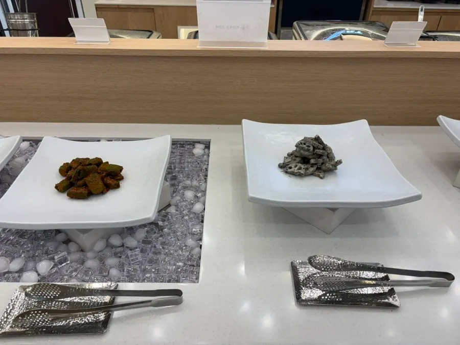 셀프바에 놓인 반찬 트레이
