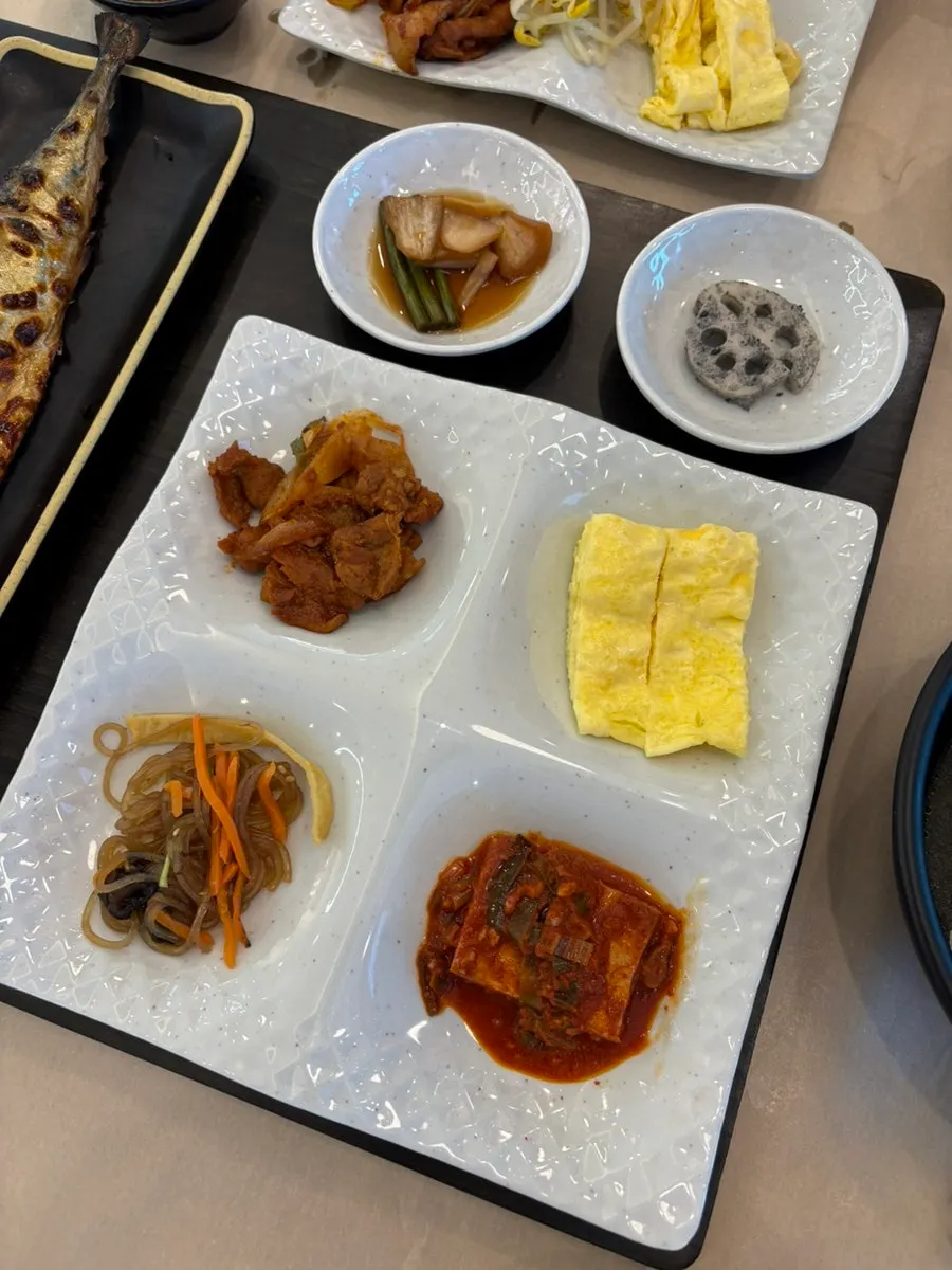 4구 그릇에 담아온 반찬 한 상