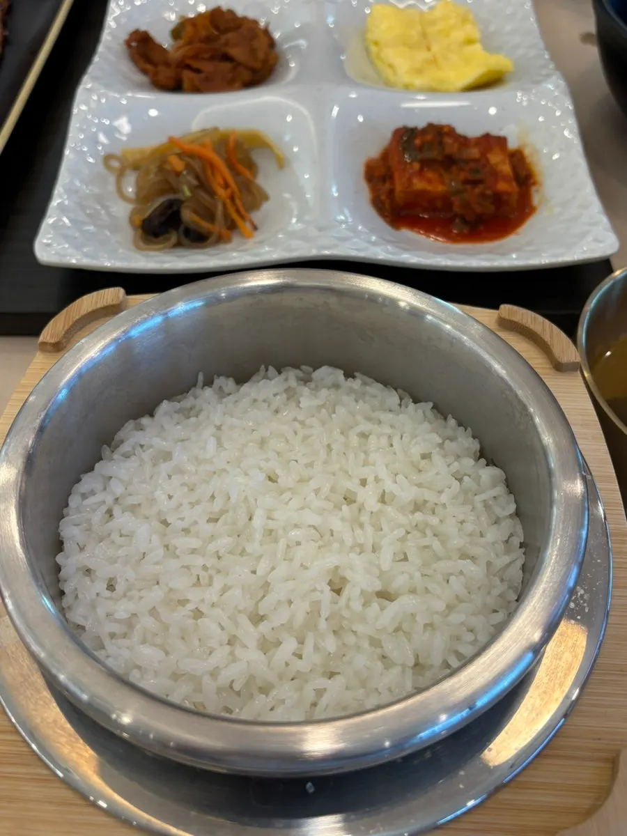 아이용 식판과 숟가락