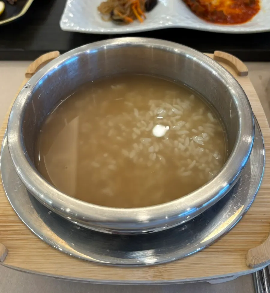 고등어구이와 묵은지고등어찜이 함께 놓인 상차림