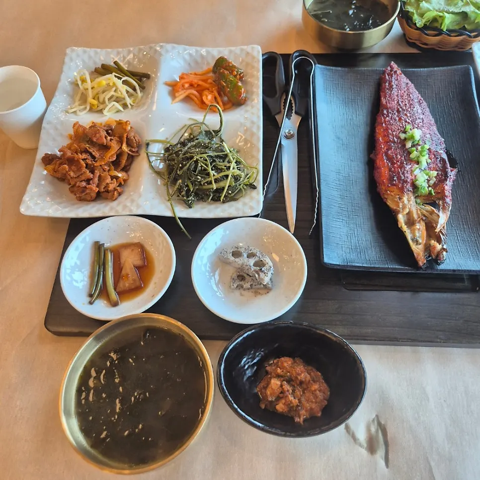 Whole golden-grilled mackerel