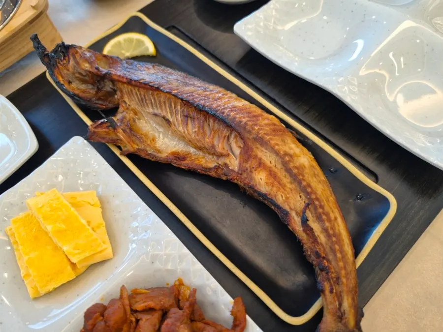 부산에뜬고등어 화덕임연수구이 한상 차림