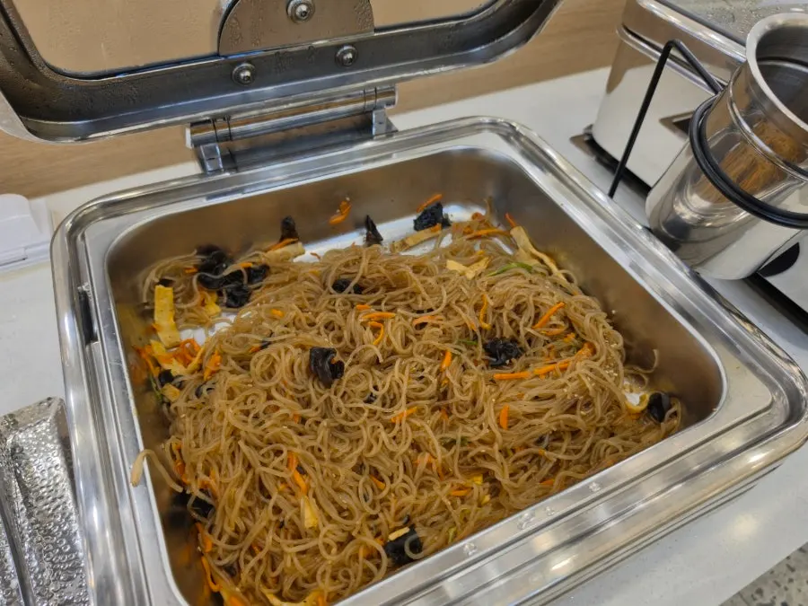 계란말이와 두부조림이 놓인 셀프바