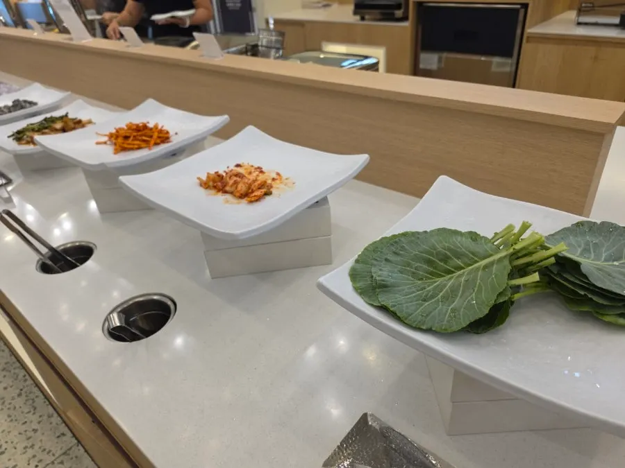 여러 가지 반찬을 조금씩 담은 접시