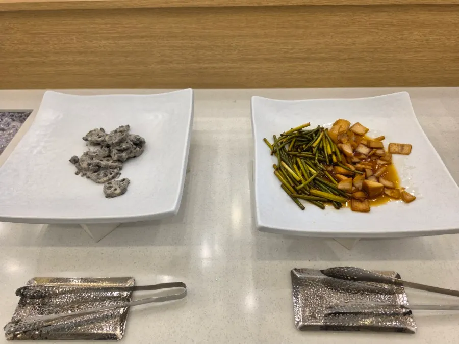 셀프바에서 담아온 한식 반찬 한 접시