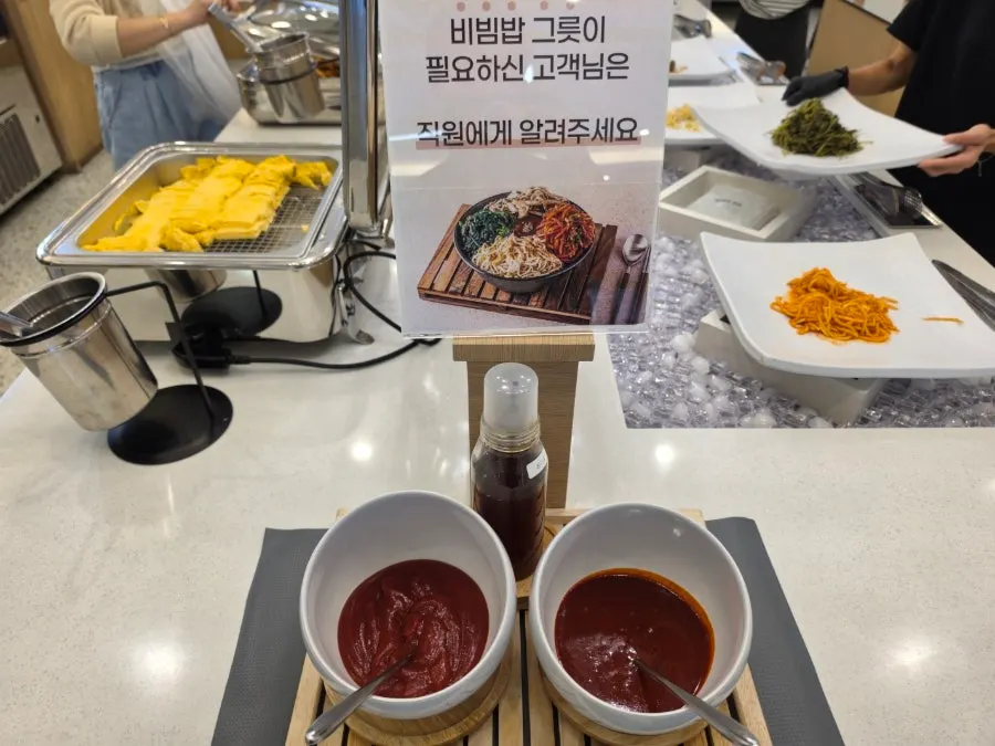 생선구이와 셀프바 반찬을 함께 차린 한 상