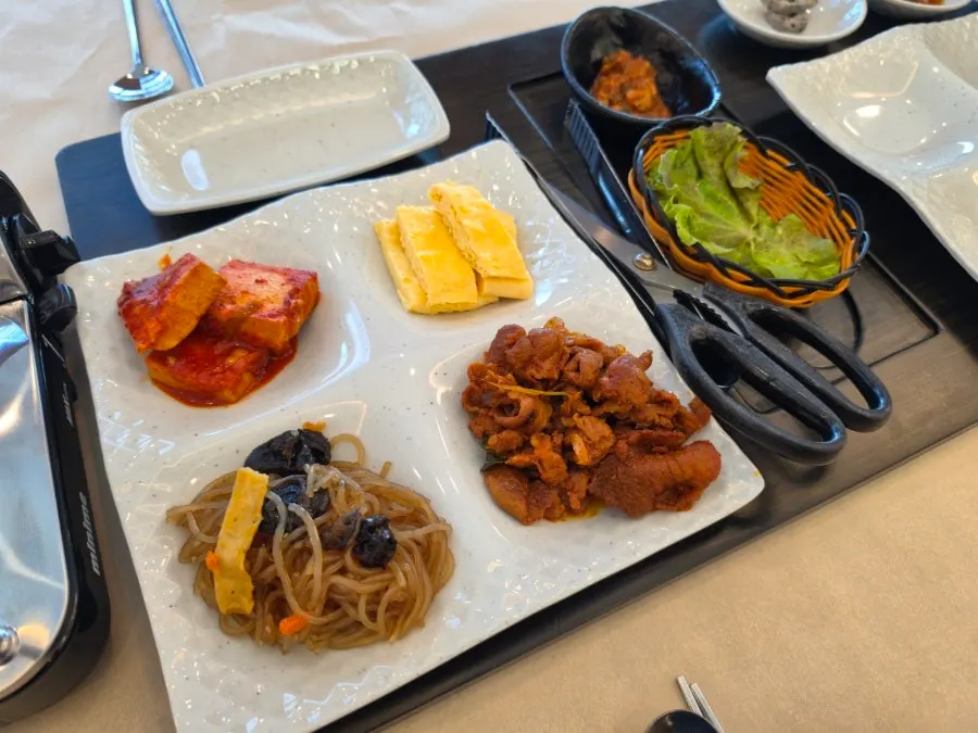 화덕 생선구이와 한식 반찬 상차림