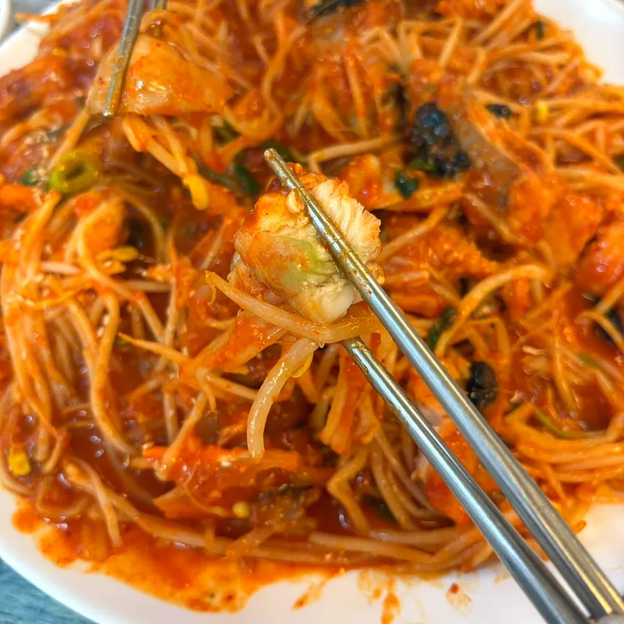 Steamed monkfish eaten with bean sprouts