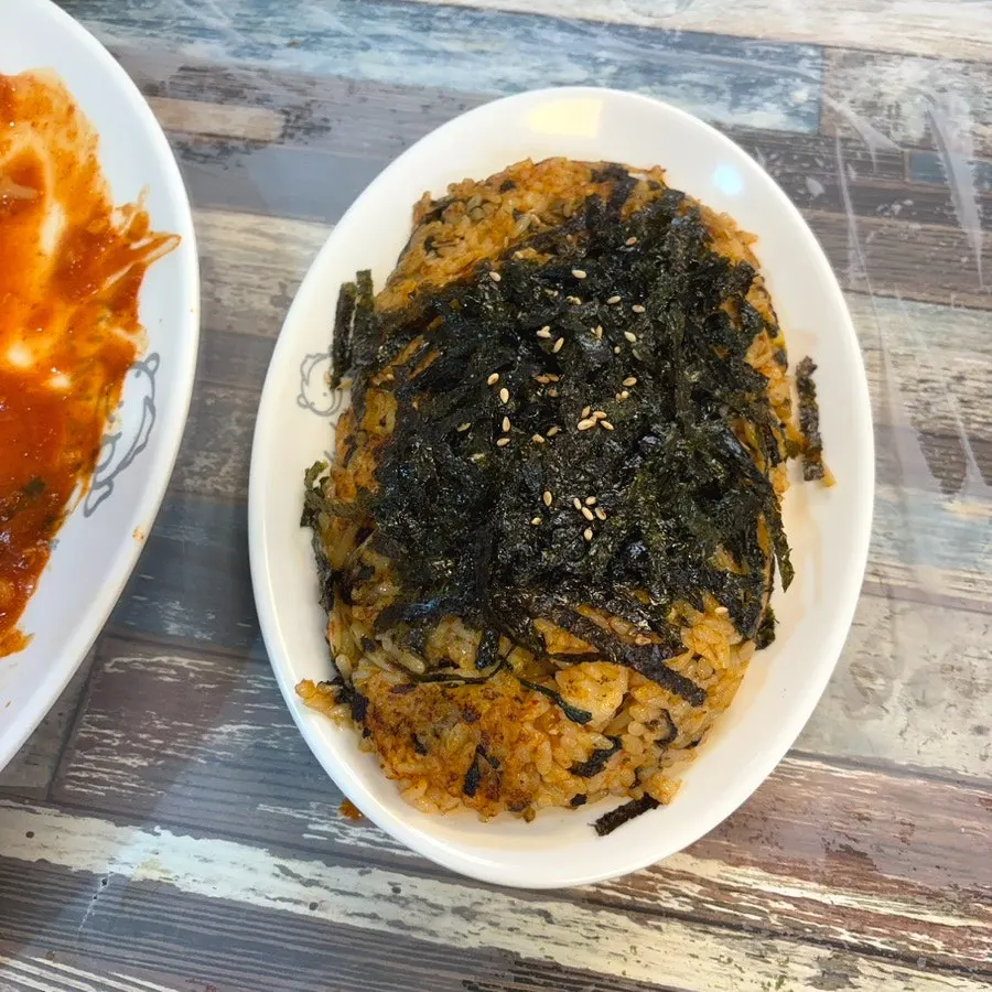 Fried rice made with steamed monkfish sauce