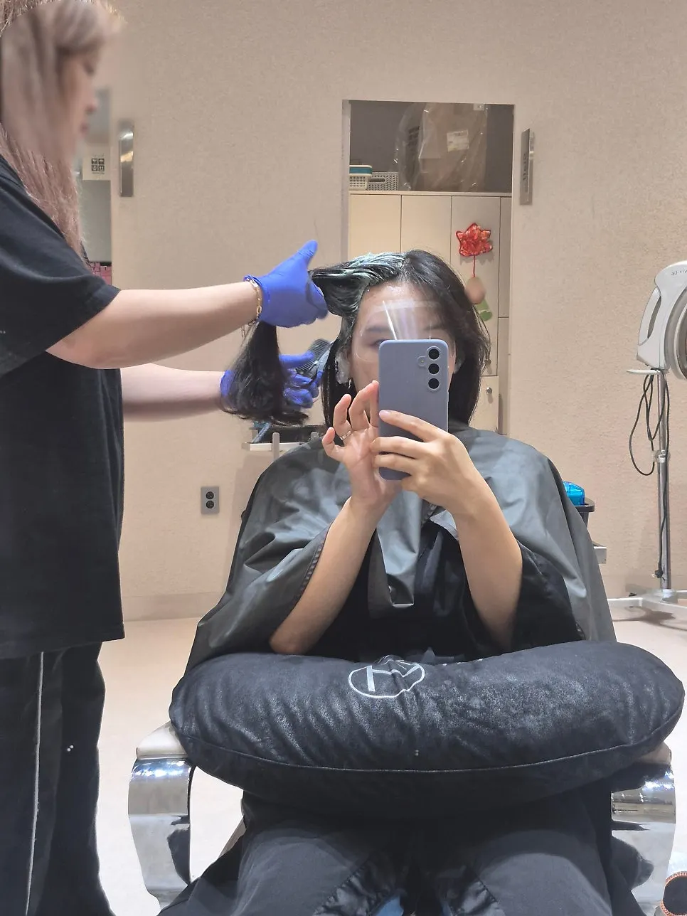 새치커버 염색약 도포 시작