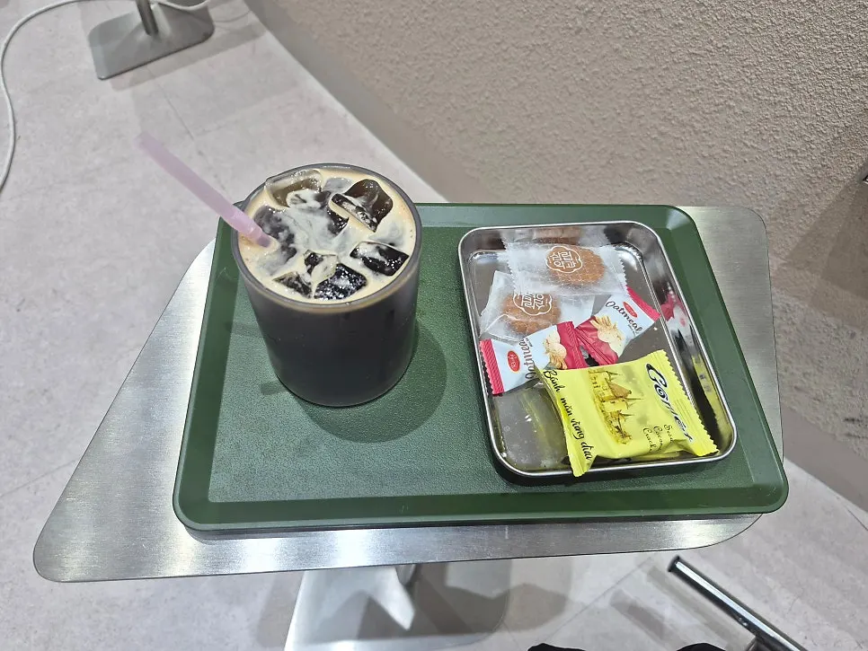 대기 중 제공된 커피와 간식