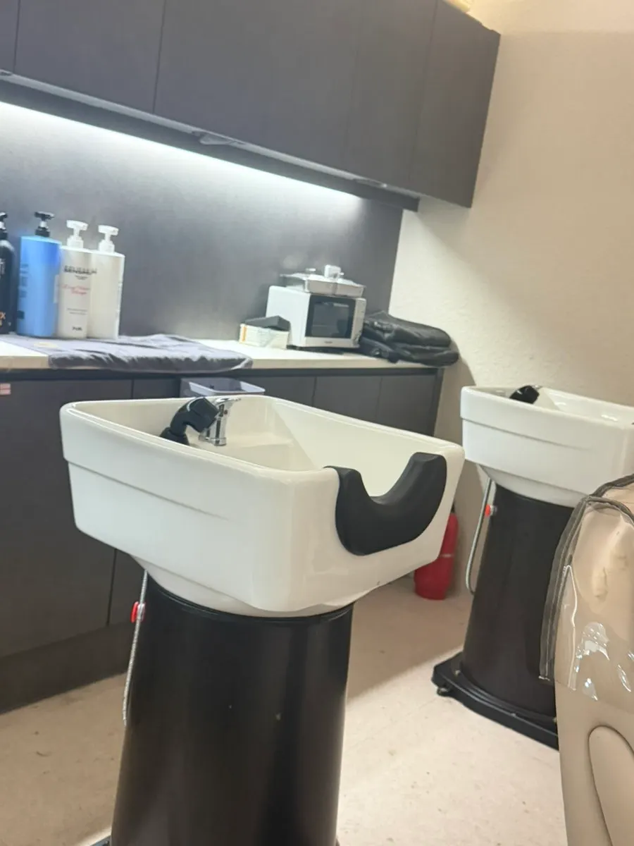 Clinic stage removing heavy-metal ions from the hair