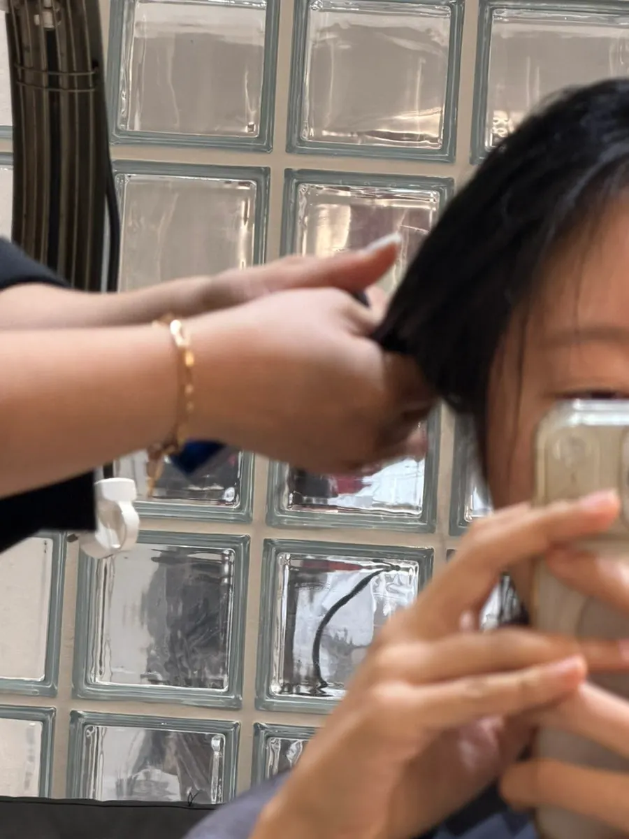 Clinic stage refilling nutrients into the hair