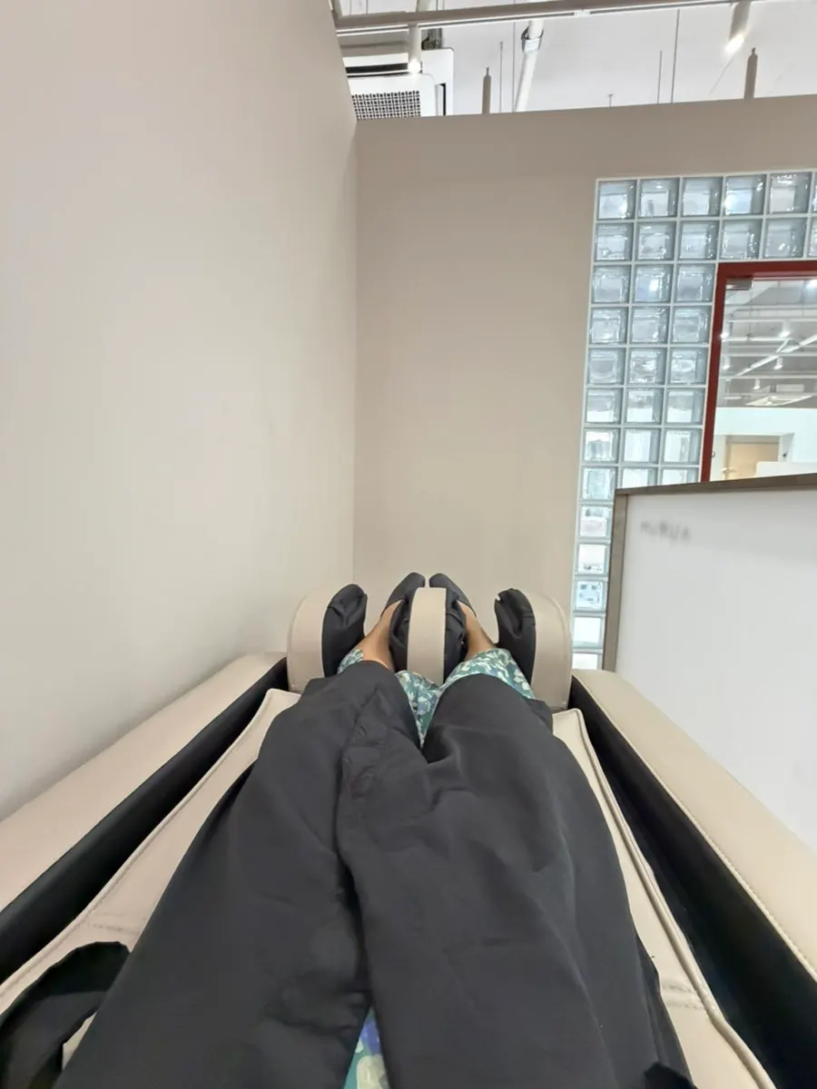 Shampoo room with a 180-degree reclining massage chair